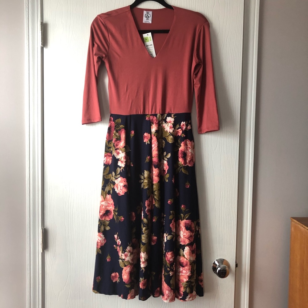 NEW Agnes and Dora Floral Essential Midi Dress